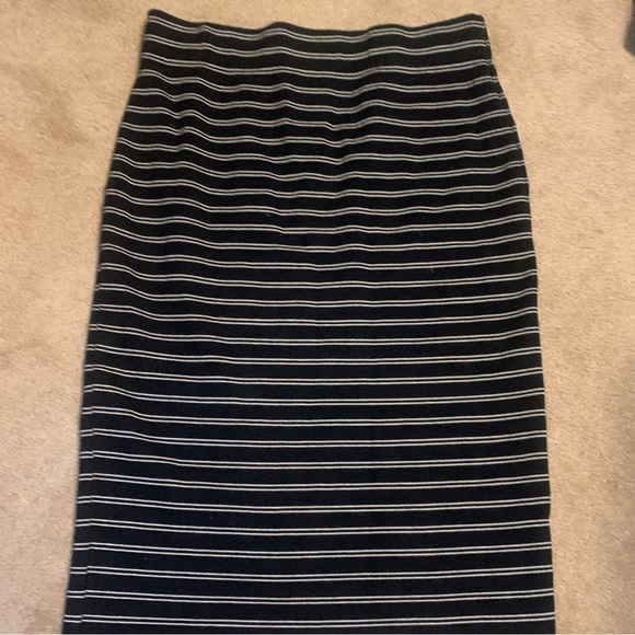 Dresses & Skirts - Size M, White House Black Market pencil skirt